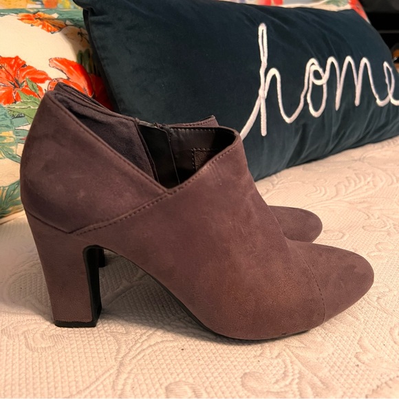 AEROSOLES Shoes - Aerosoles Gray Suede Zip Bootie Ankle. Shoe, Size 6.5, like new, comfortable